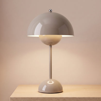 Lampe de table sans fil tactile grise laquée, dôme allumé sur une table de chevet en chêne