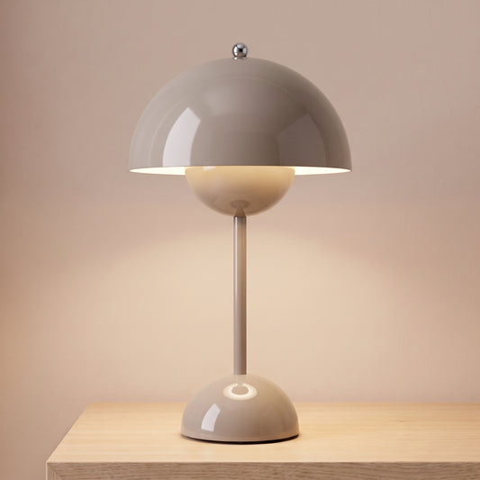 Lampe de table sans fil tactile grise laquée, dôme allumé sur une table de chevet en chêne