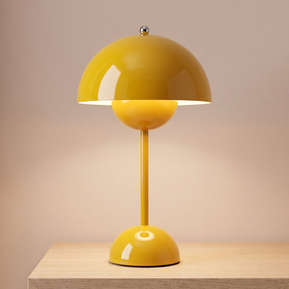 Lampe de table sans fil tactile jaune laquée, dôme allumé sur une table de chevet en chêne