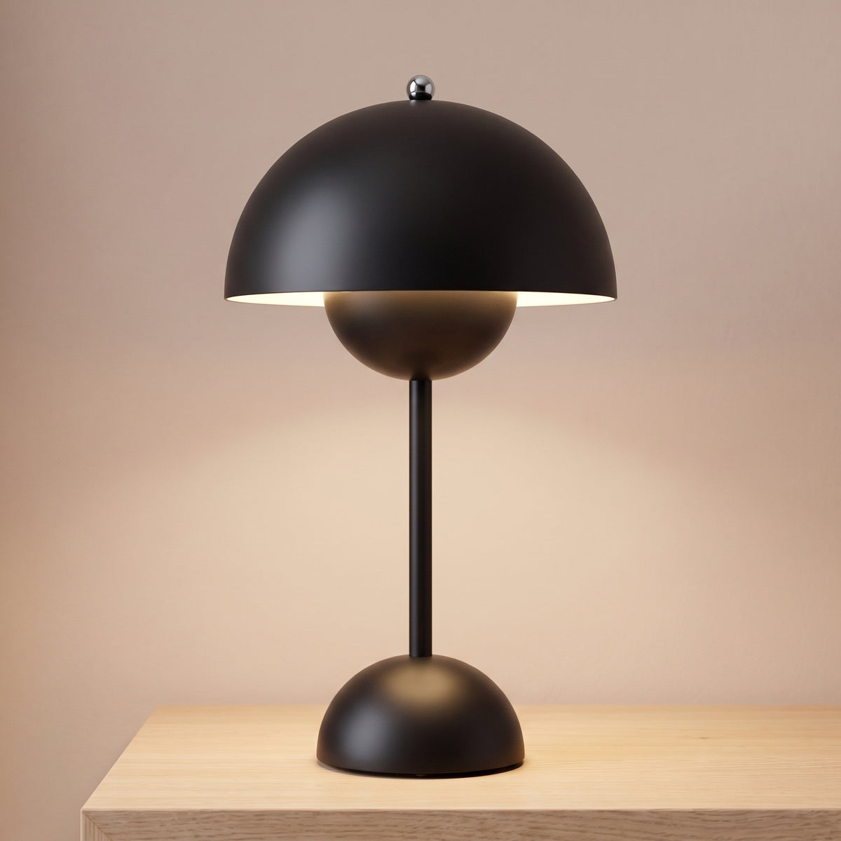 Lampe de table sans fil tactile noire mate, dôme allumé sur une table de chevet en chêne