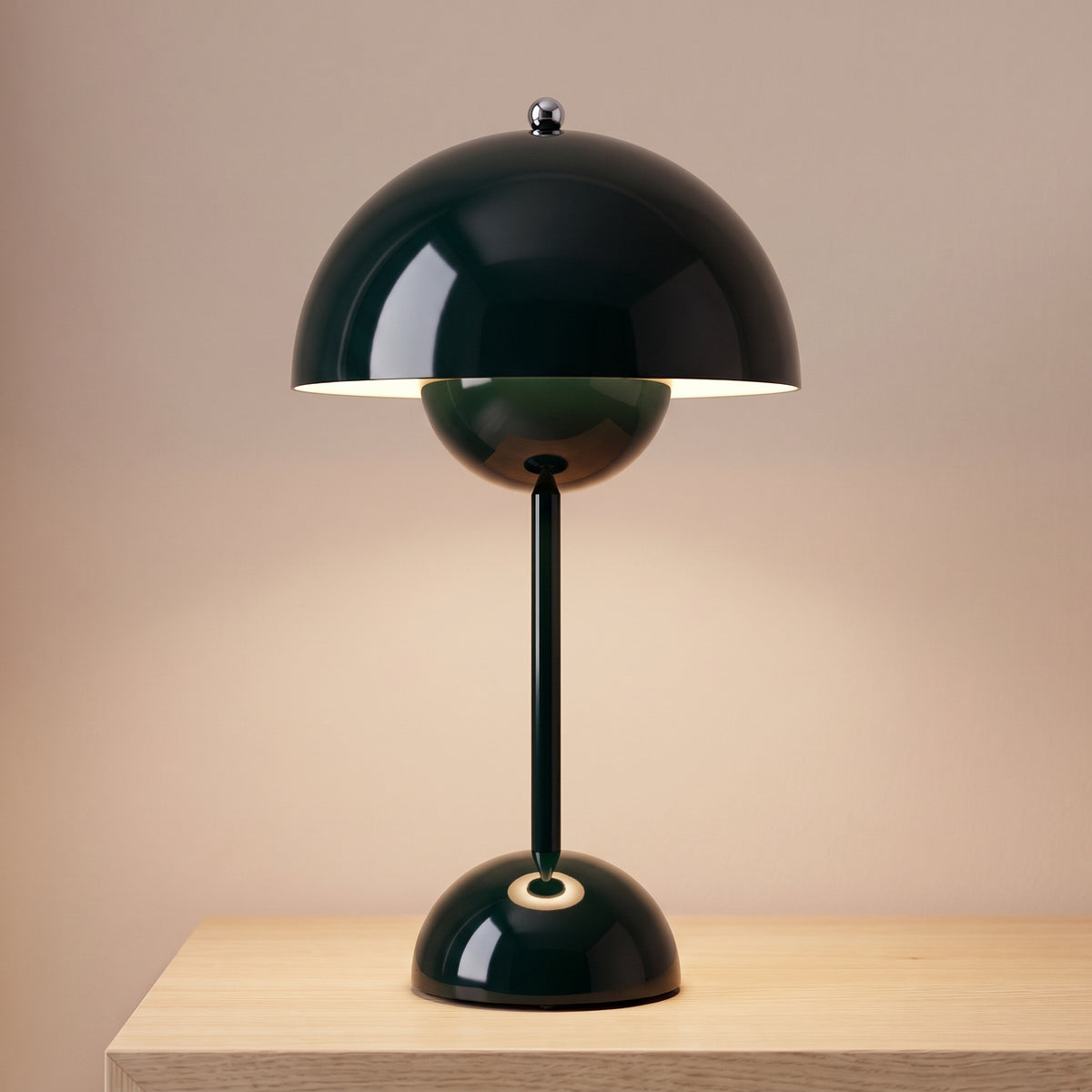 Lampe de table sans fil tactile vert foncé laquée, dôme allumé sur une table de chevet en chêne