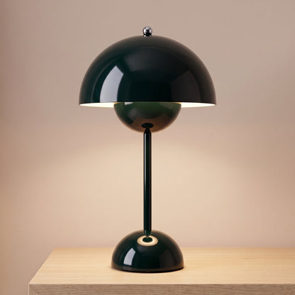Lampe de table sans fil tactile vert foncé laquée, dôme allumé sur une table de chevet en chêne