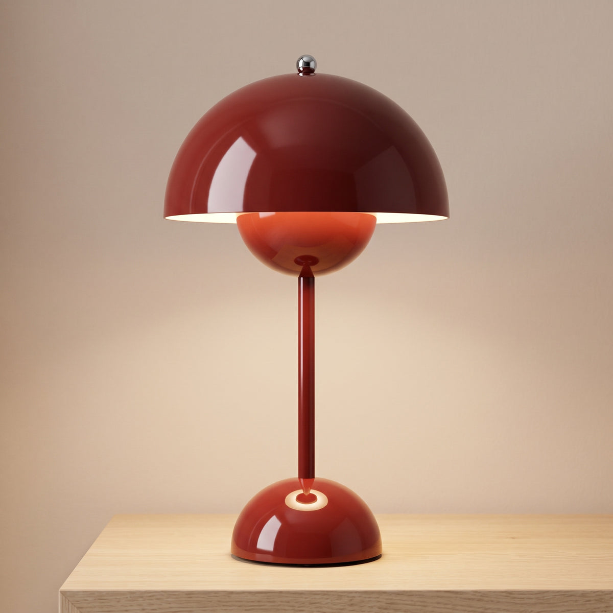 Lampe de table sans fil tactile brun rougeâtre laquée, dôme allumé sur une table de chevet en chêne