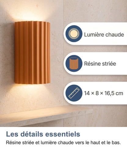 Lumière chaude, résine striée et format compact
