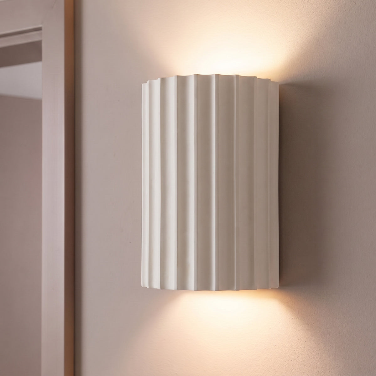 Applique murale LED striée blanche, lumière chaude vers le haut et le bas