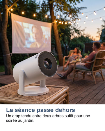 Séance de cinéma au jardin avec le vidéoprojecteur portable