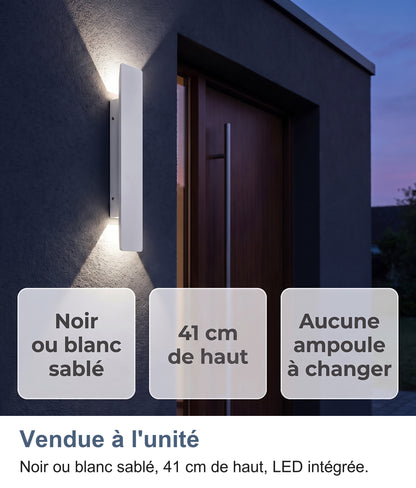 Applique blanche près d'une porte d'entrée : noir ou blanc sablé, 41 cm de haut, aucune ampoule à changer