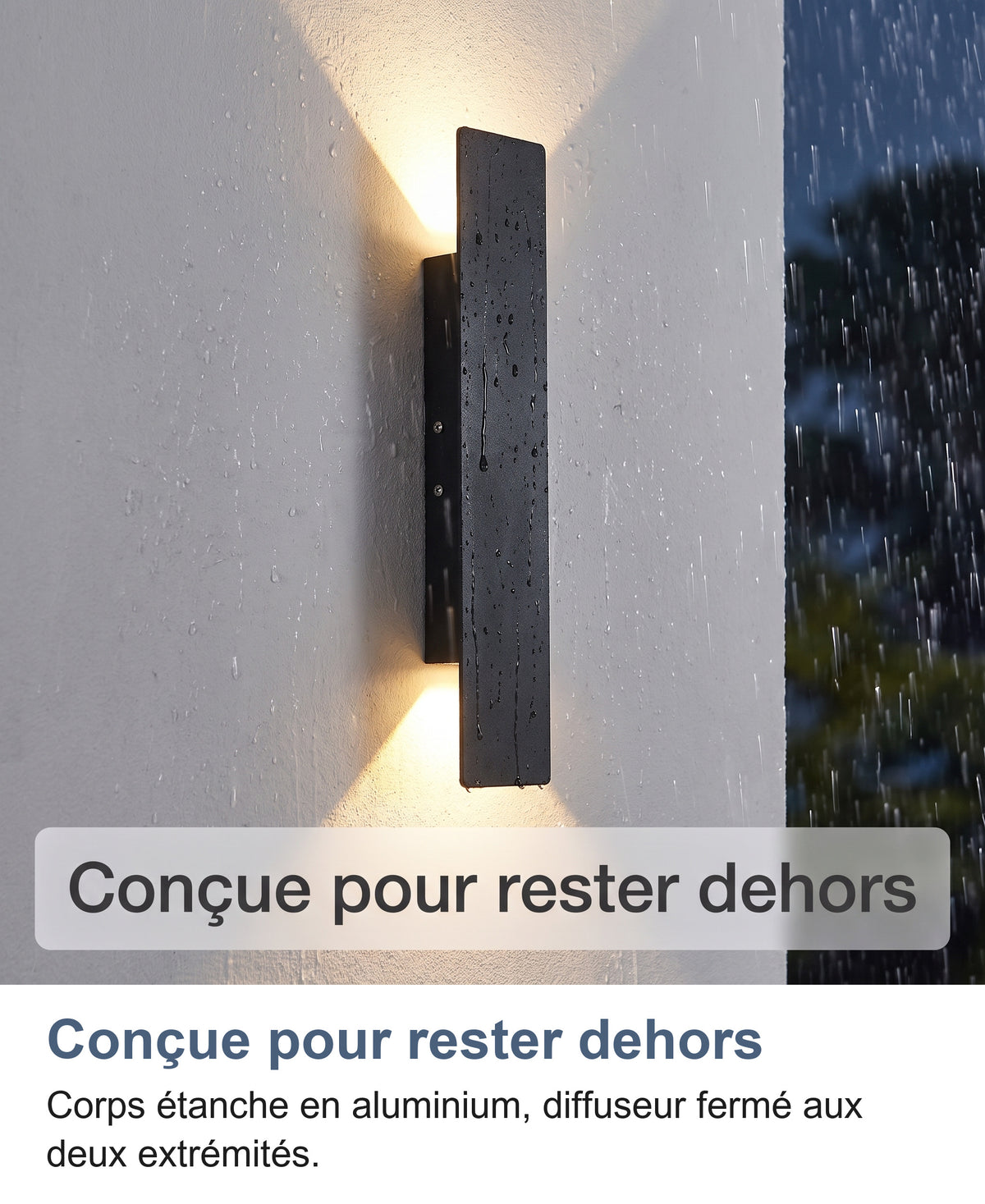 Applique noire allumée sous la pluie sur un mur extérieur