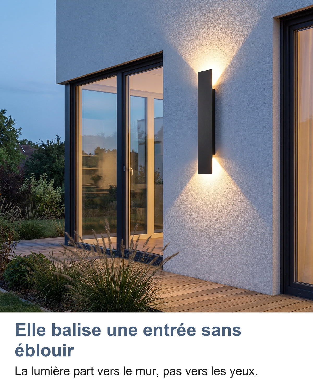 Applique noire allumée à côté d'une porte-fenêtre de terrasse au crépuscule