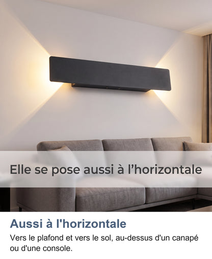 Applique noire posée à l'horizontale au-dessus d'un canapé