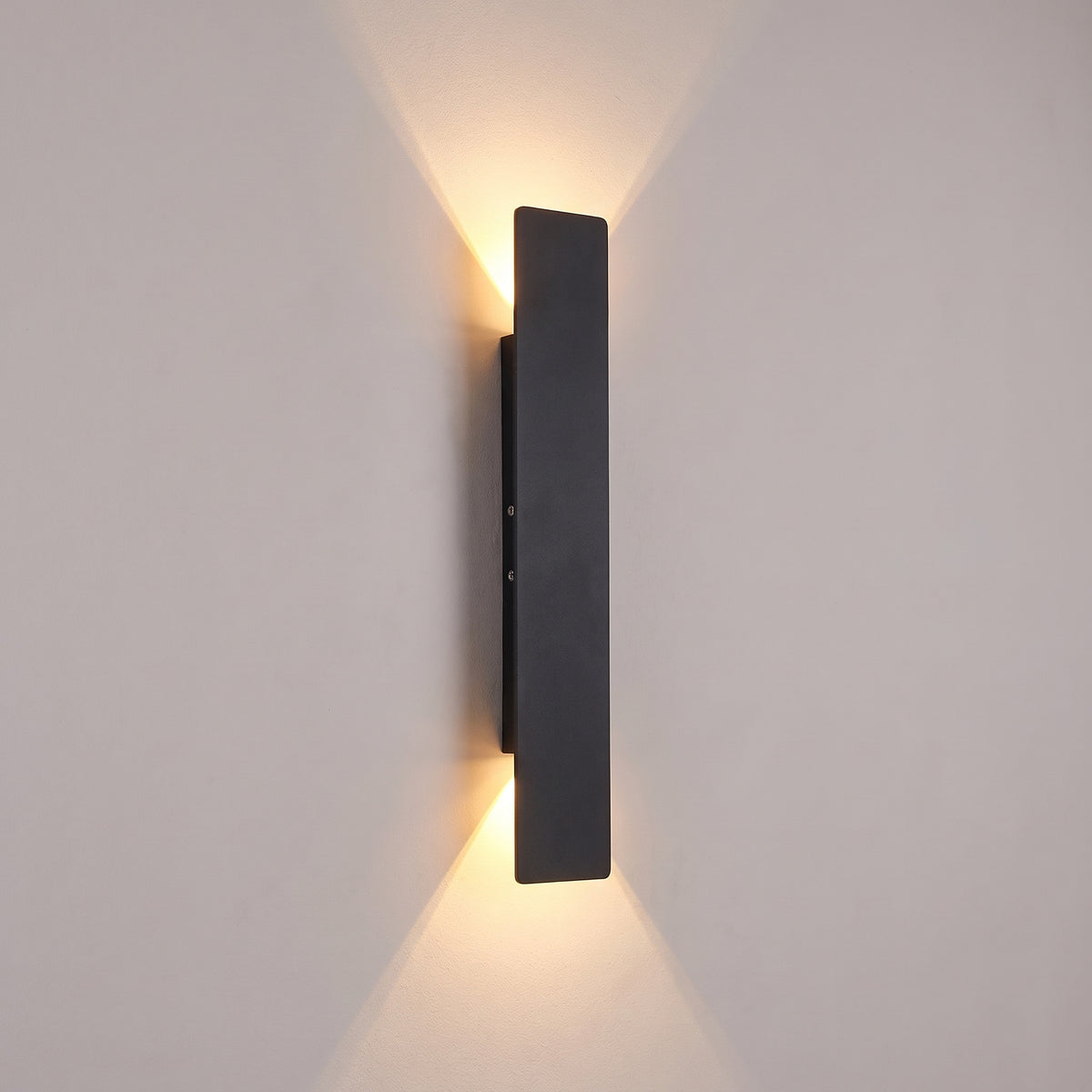 Applique murale extérieure noire de 41 cm allumée en blanc chaud, double faisceau sur le mur