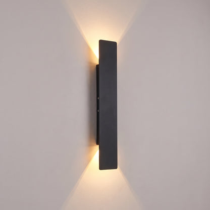Applique murale extérieure noire de 41 cm allumée en blanc chaud, double faisceau sur le mur