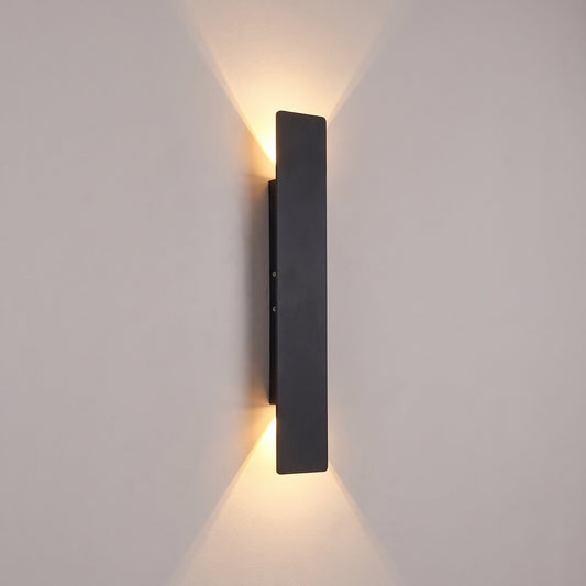 Applique murale extérieure noire de 41 cm allumée en blanc chaud, double faisceau sur le mur