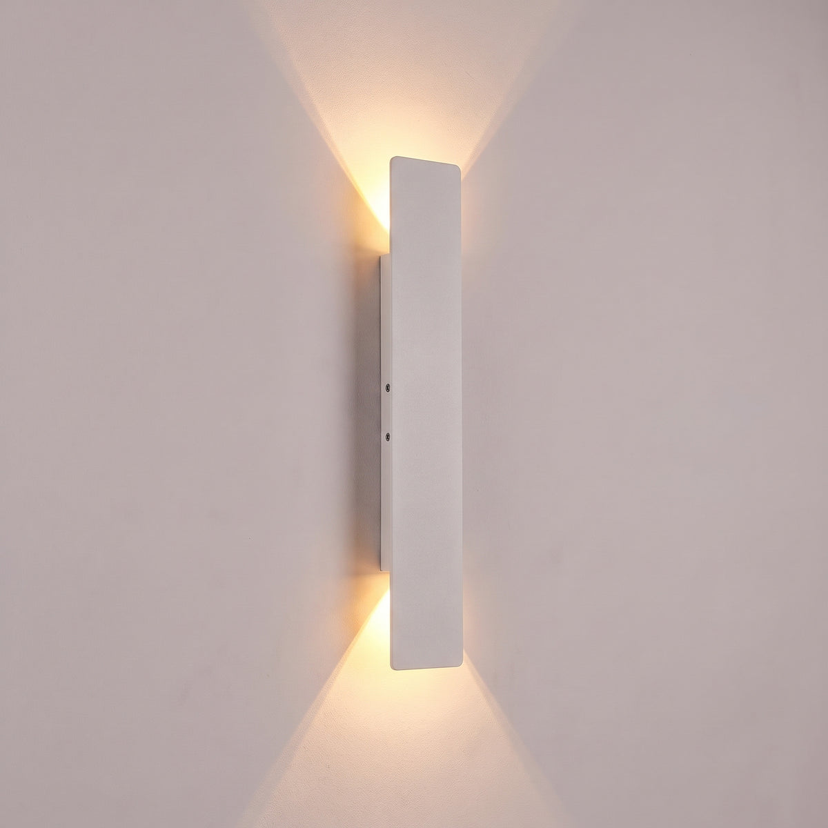 Applique murale extérieure blanche de 41 cm allumée en blanc chaud, double faisceau sur le mur