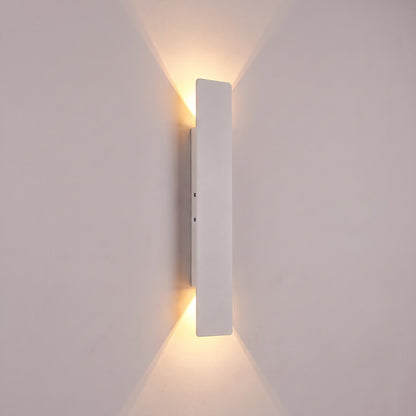 Applique murale extérieure blanche de 41 cm allumée en blanc chaud, double faisceau sur le mur