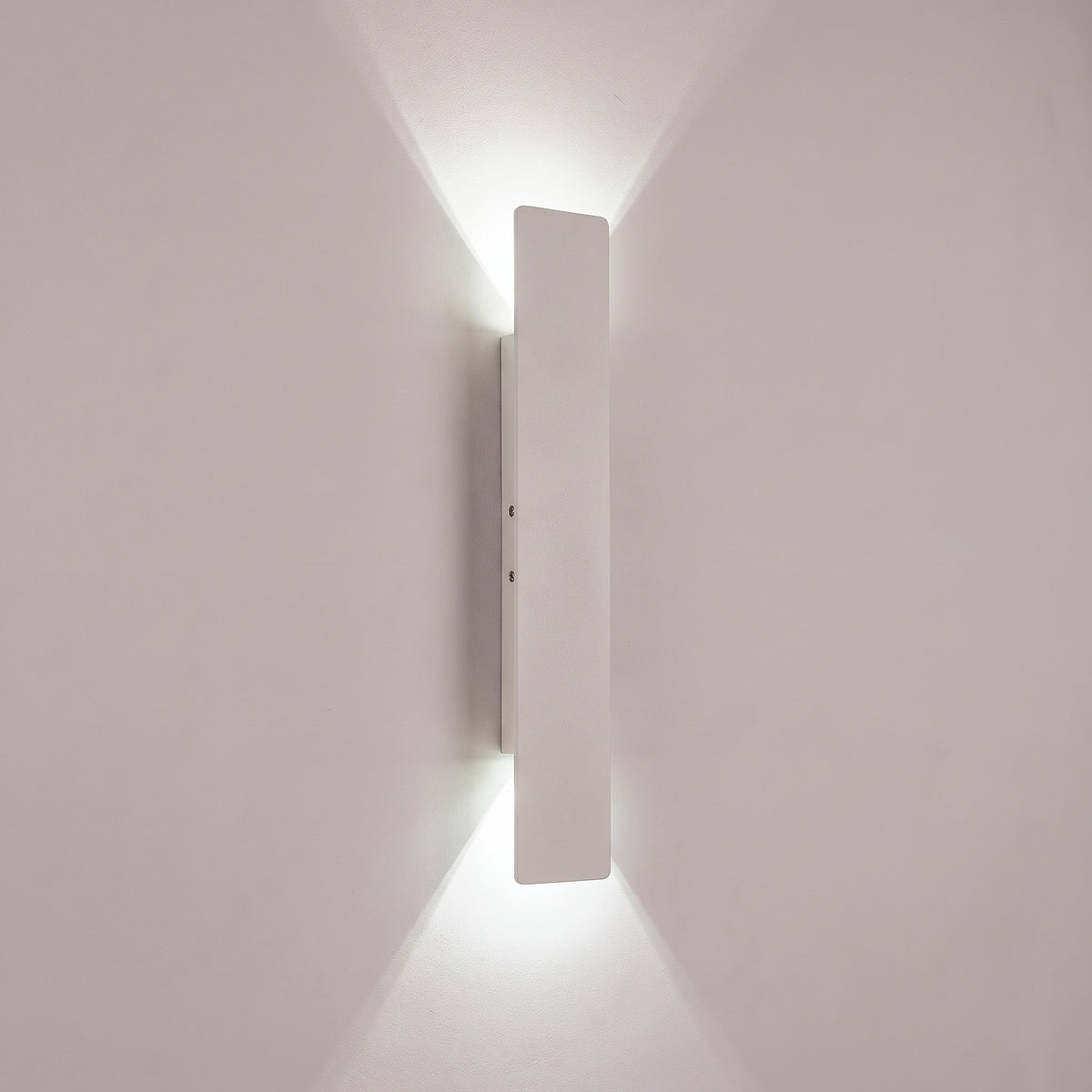 Applique murale extérieure blanche de 41 cm allumée en blanc froid, double faisceau sur le mur