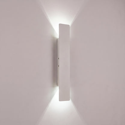 Applique murale extérieure blanche de 41 cm allumée en blanc froid, double faisceau sur le mur