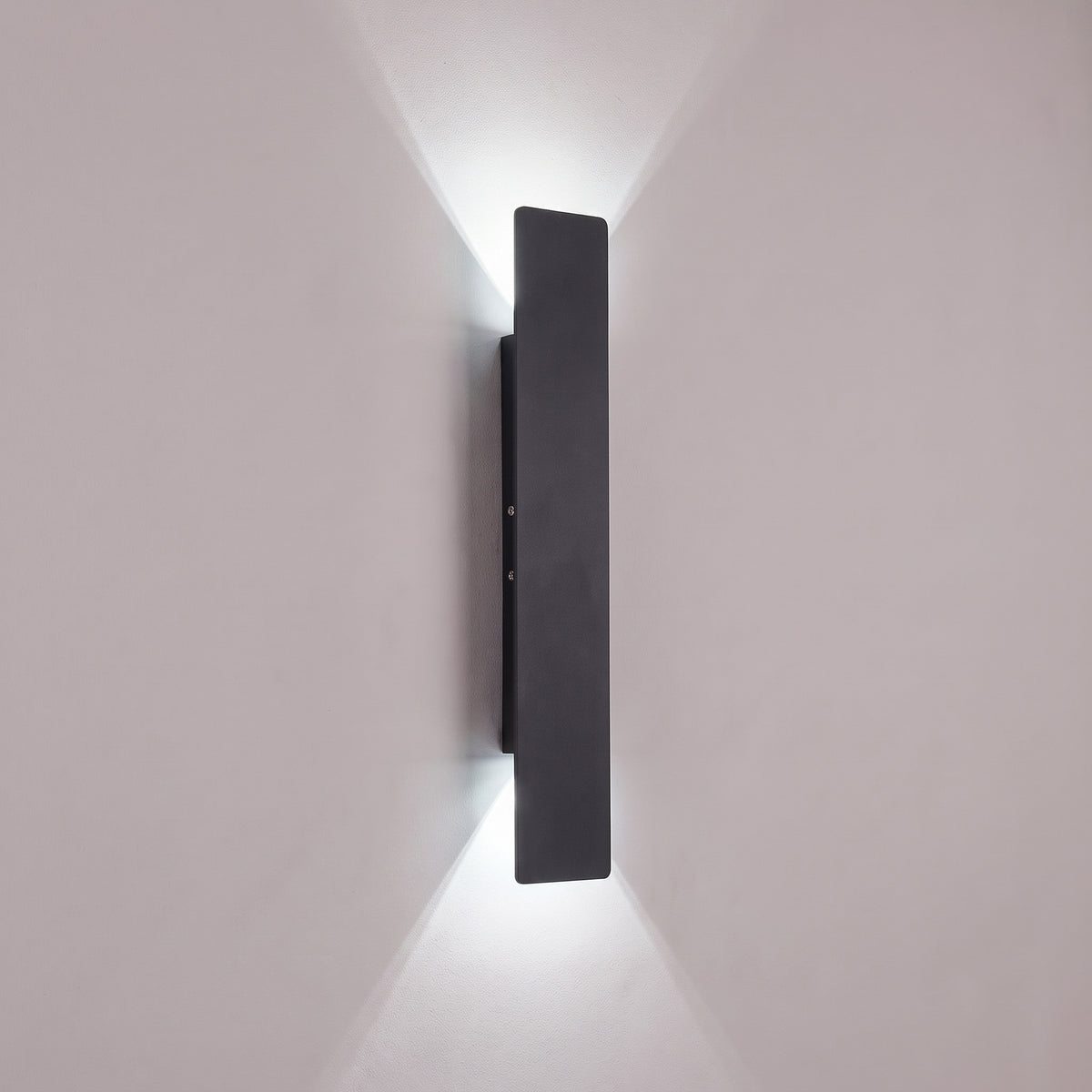 Applique murale extérieure noire de 41 cm allumée en blanc froid, double faisceau sur le mur