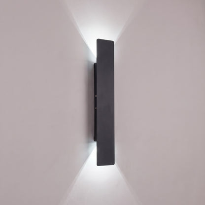 Applique murale extérieure noire de 41 cm allumée en blanc froid, double faisceau sur le mur