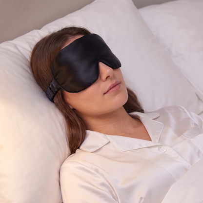 Masque de nuit en soie noir porté au lit