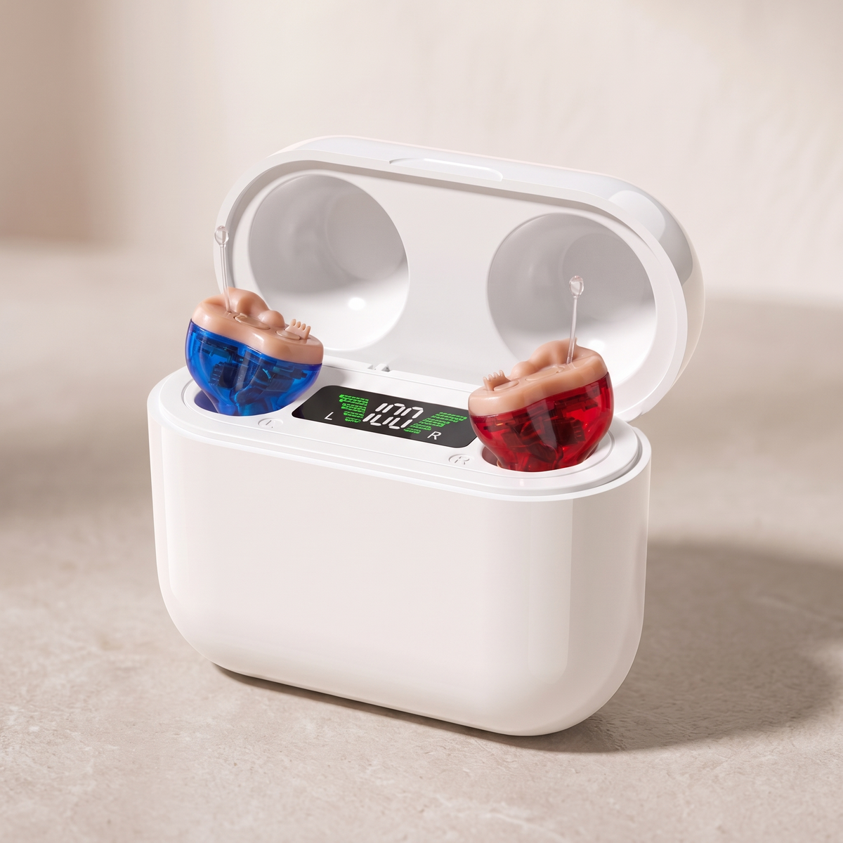 Paire d'aides auditives intra-auriculaires dans leur boîtier de charge blanc